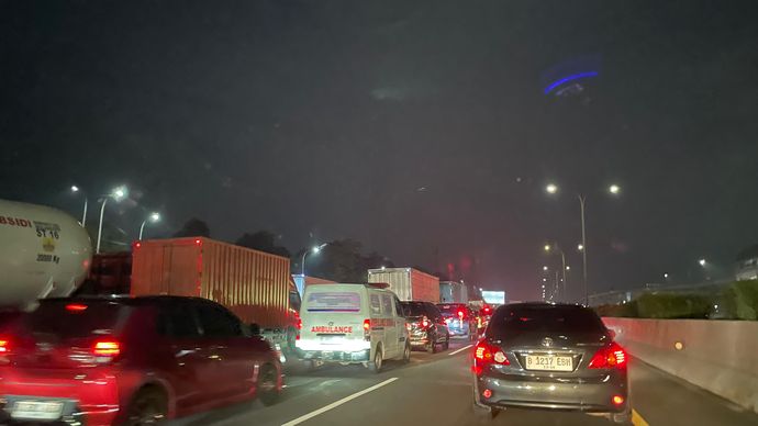 Kemacetan di Jalan Tol Jagorawi mengular hingga kawasan TMII. 