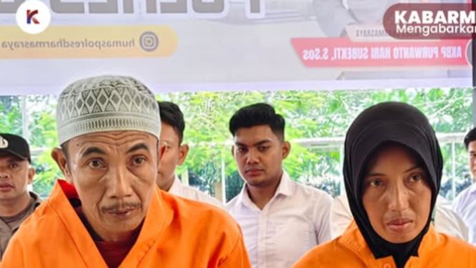 Kedua pelaku suami istri berinisial D (48) dan F dihadirkan dalam konferensi pers di Mapolres Dharmasraya, Senin (5/5/2025).