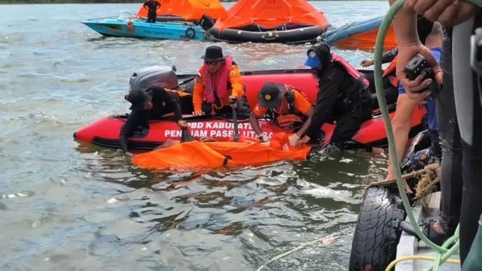 Tim SAR saat mengevakuasi jenazah Ilham, korbang dari feri tenggelam di Teluk Balikpapan.