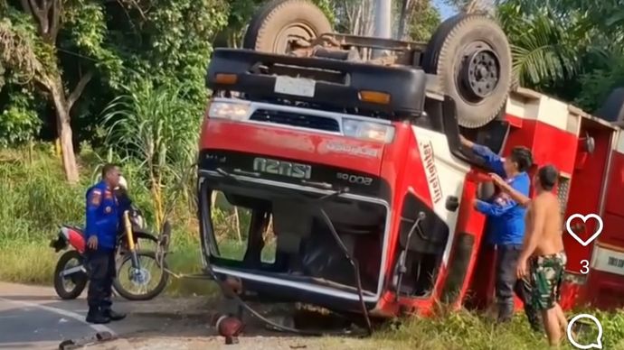 Mobil damkar yang terbalik. (Instagram) 