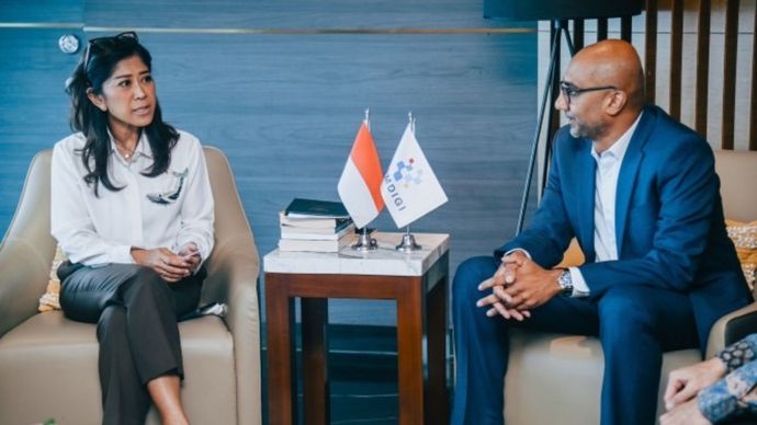 Menkomdigi Meutya Hafid saat bertemu dengan Senior Vice President Oracle untuk Jepang dan Asia Pasifik (JAPAC), Chris Chelliah.