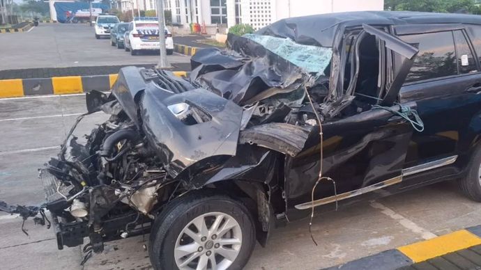 Kondisi mobil yang ditumpangi anggota DPR Alamudin Dimyati Rois yang mengalami kecelakaan di Tol Pemalang-Batang