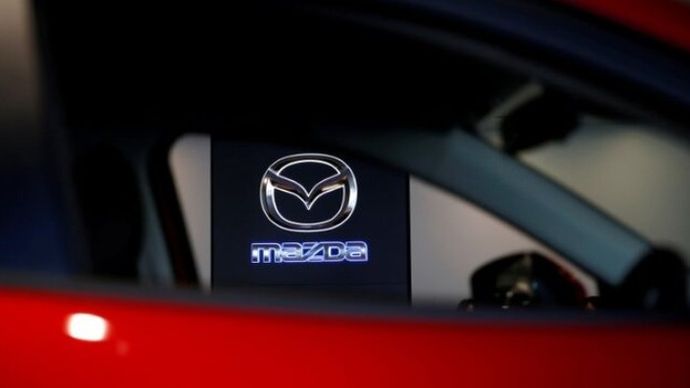 Logo Mazda terlihat di dealernya di Tokyo, Jepang, 16 Februari 2017. (Foto: Dok/Toru Hanai/Reuters)