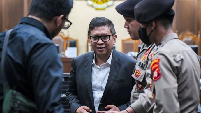 Terdakwa kasus dugaan perintangan penyidikan kasus korupsi Harun Masiku dan pemberian suap, Hasto Kristiyanto (kedua kiri) menjalani sidang lanjutan di Pengadilan Tipikor, Jakarta, Kamis (24/4/2025).