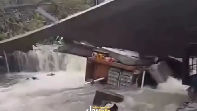 Tembok pembatas apartemen dan perkantoran Niffaro roboh. (Instagram) 