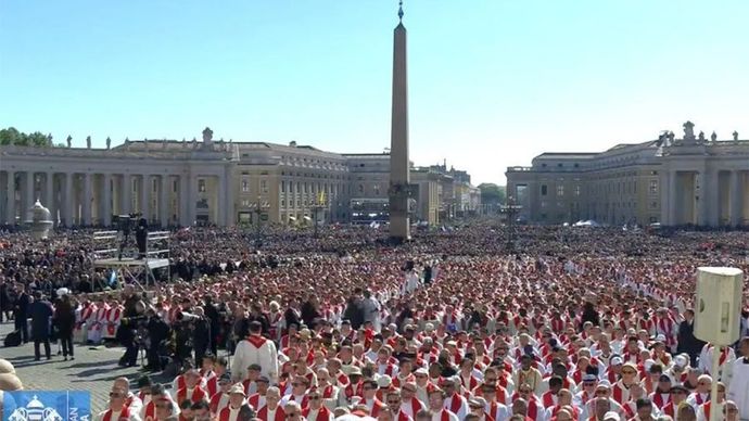 Sejumlah umat Katolik berkumpul untuk memberi penghormatan terakhir kepada jenazah Paus Fransiskus di alun-alun Basilika Santo Petrus, Vatikan, Sabtu (26/4/2025).