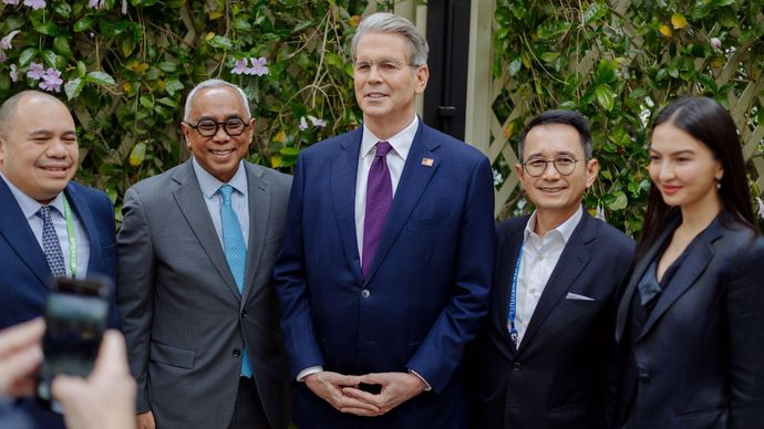 Chief of Investment Officer (CIO) Danantara Indonesia Pandu Sjahrir bertemu dengan Menteri Keuangan Amerika Scott Bessent dan mantan Menteri Keuangan Amerika Serikat Steven Mnuchin serta sejumlah tokoh institusional keuangan global.