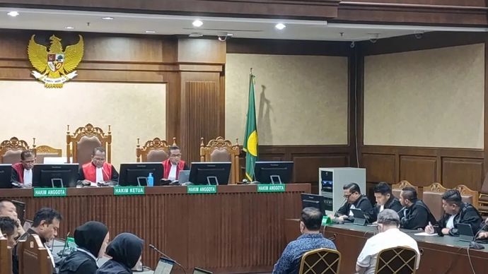 Dua hakim nonaktif PN Surabaya, Erintuah Damanik dan Mangapul di sidang putusan majelis hakim di Pengadilan Tipikor Jakarta.