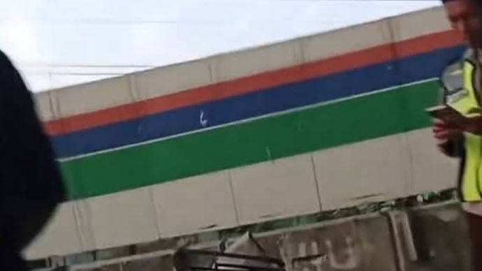 Seorang Bapak pengayuh becak yang belum diketahui identitasnya menjadi korban kecelakaan di Jalan RE Martadinata arah pademangan pada Kamis pagi (08/05/2025).  Video amatir yang kami terima, terlihat korban tergeletak di jalan dan becak yang dikemudikannya alami kerusakan.