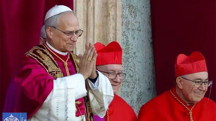 Kardinal Robert Francis Prevost dari Amerika Serikat sebagai Paus terpilih ke-267 dengan nama Paus Leo XIV menyapa ribuan umat Katolik yang berkumpul di alun-alun Basilika Santo Petrus, Vatikan, Kamis (8/5/2025) waktu setempat.