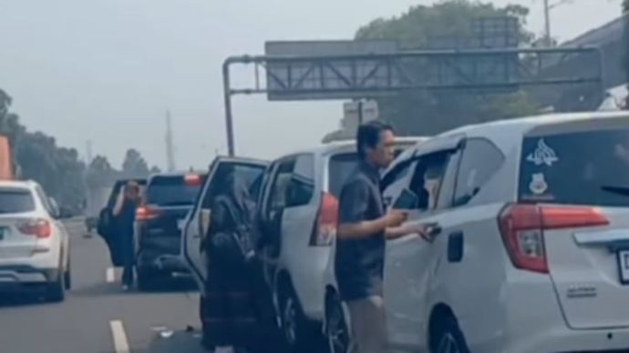 Tabkaran Beruntun di Tol Padaleunyi