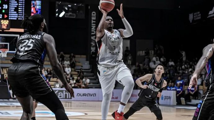 Aksi Jordan Adams pembasket Dewa United Banten saat melawan di Indonesian Basketball League (IBL) 2025. 