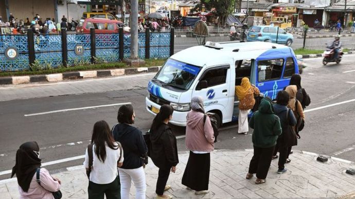 Sejumlah penumpang menunggu JakLingko&nbsp;di Stasiun Klender Baru, Jakarta Timur, Senin (19 Februari 2024).