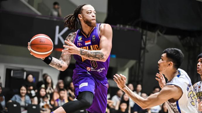 Stephaun Branch dari Tangerang Hawks tampil dalam duel melawan Prawira Bandung di ajang Indonesian Basketball League (IBL) 2025.