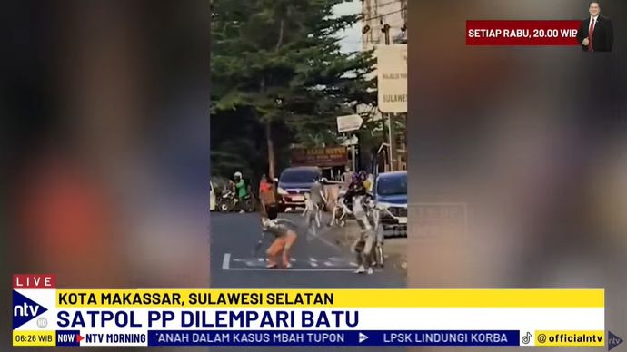 Bentrok manusia silver dan Satpol PP terjadi di Kota Makassar, Sulawesi Selatan.