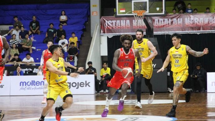 Pada laga lanjutan IBL 2025 di GOR Unimed Medan pada hari Minggu, 11 Mei 2025, pemain Rajawali Medan Quintin Dove (merah) membawa bola di belakang pemain Kesatria Bengawan Solo.