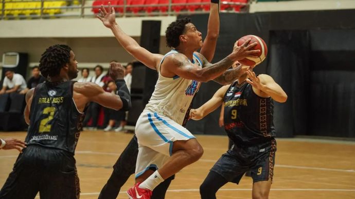 Pada pertandingan IBL 2025 di GOR Pancasila, Sleman, DI Yogyakarta, Minggu 11 Mei 2025, pebasket Bima Perkasa Jogja Habib Ahmeda Annur (kedua kiri belakang) dan Handri Satrya (kanan) mencoba mengadang pebasket Bali United Basketball Xavier Charles (kedua kanan).