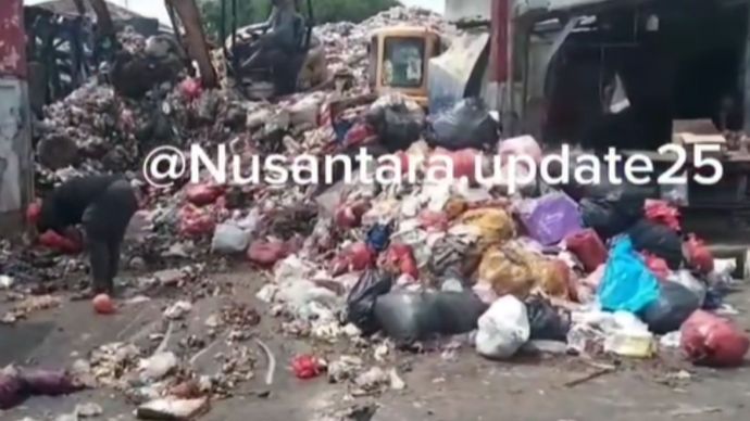sampah menggunung di pasar ciputat