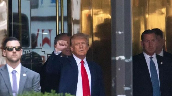 Presiden Amerika Serikat Donald Trump (tengah).