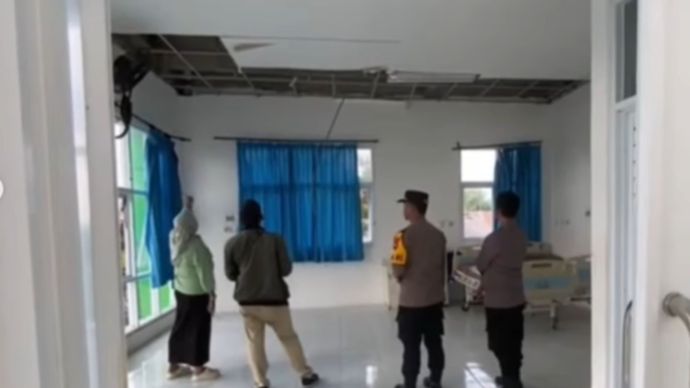 Plafon Puskesmas Ambruk di Jombang