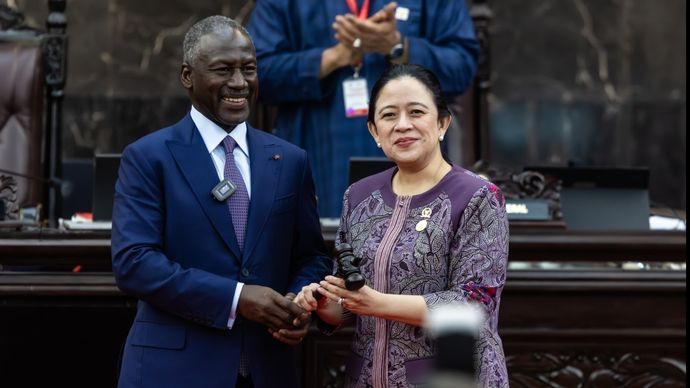 Ketua DPR RI Puan Maharani menerima penyerahan keketuaan Parliamentary Union of the OIC Member States (PUIC). 