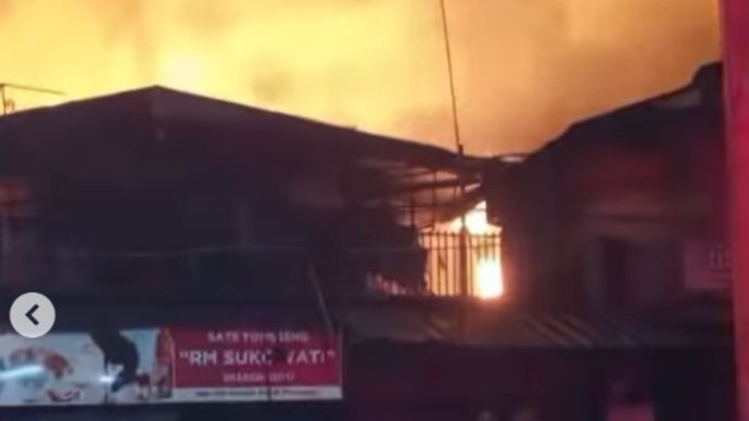 kebakaran cipinang. Petugas dari Dinas Penanggulangan Kebakaran dan Penyelamatan (Gulkarmat) DKI Jakarta langsung bergerak cepat ke lokasi kejadian setelah menerima laporan. Operasi pemadaman dimulai pada pukul 23.41 WIB.