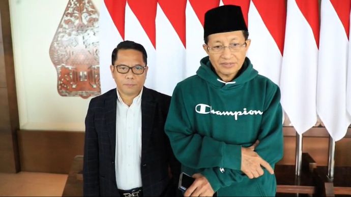 Menag Nasaruddin Umar (kanan) didampingi Sekjen Kemenag Kamaruddin Amin (kiri) di Bandara Soetta.