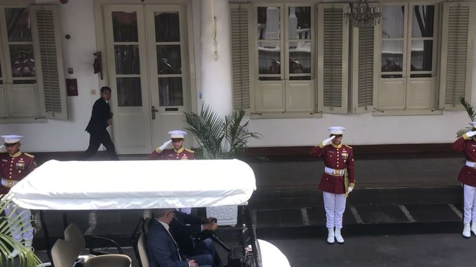 Momen Prabowo Setiri Mobil Buggy Antar PM Australia ke Perjamuan Makan Bersama