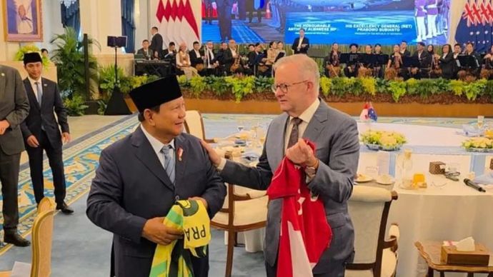 Prabowo dan PM Albanese Saling Tukar Jersey Timnas Indonesia-Australia