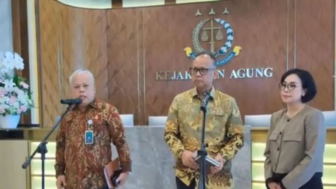 Kepala Pusat Penerangan Hukum Kejagung, Harli Siregar (kiri) bertemu dengan Direktur Jenderal Pendidikan Tinggi Kemendiktisaintek Khairul Munadi di kantor Kejaksaan Agung, Jumat (16/5/2025).