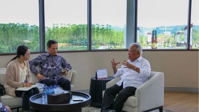 Kepala Otorita IKN Basuki Hadimuljono (kanan) berbincang dengan Representative TETO Bruce Hung (kedua kiri) di Kantor Otorita IKN, di Kecamatan Sepaku, Kabupaten Penajam Paser Utara, Provinsi Kalimantan Timur, Jumat (16/5/2025.