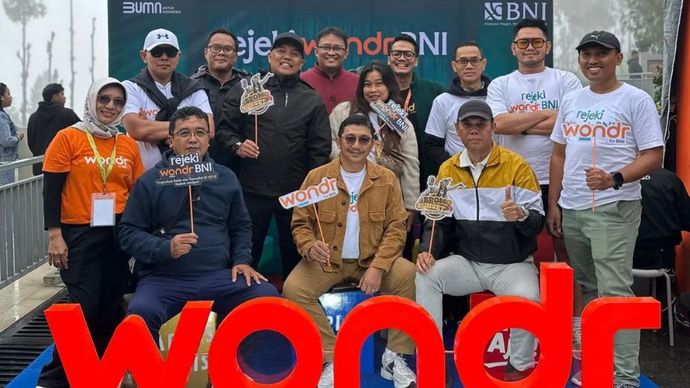 Pejabat pengganti sementara (Pgs) BNI Wilayah 18 Malang, Jawa Timur Hendro Widarto (tengah, jaket coklat) di sela acara Bromo Sunset Music and Culture 2025 di Amphitheater Jembatan Kaca Seruni Point Bromo pada Sabtu (17/5/2025) malam. ANTARA/HO-BNI Malang