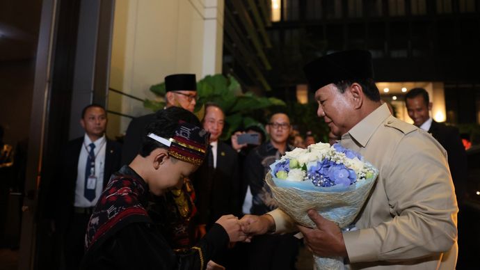 Momen hangat terjadi saat dua anak diaspora Indonesia di Thailand menyambut Presiden Republik Indonesia Prabowo Subianto dengan memberikan bunga