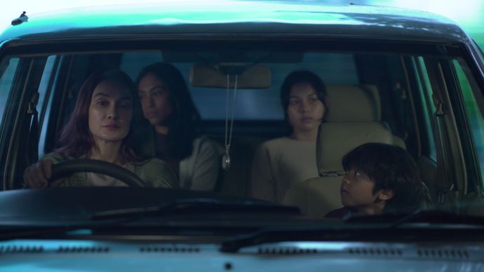 Film ini disutradarai oleh Jeropoint dan diproduseri oleh Agung Saputra, &quot;Jalan Pulang&quot; menampilkan deretan aktor papan atas seperti Luna Maya, Shareefa Daanish, Taskya Namya, Saskia Chadwick, Teuku Rifnu Wikana, Sujiwo Tejo, Kiki Narendra, Jajang C. Noer, dan Ruth Marini.