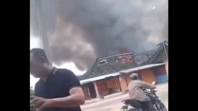 Rumah kepala kampung di Lampung dibakar massa. (Instagram) 