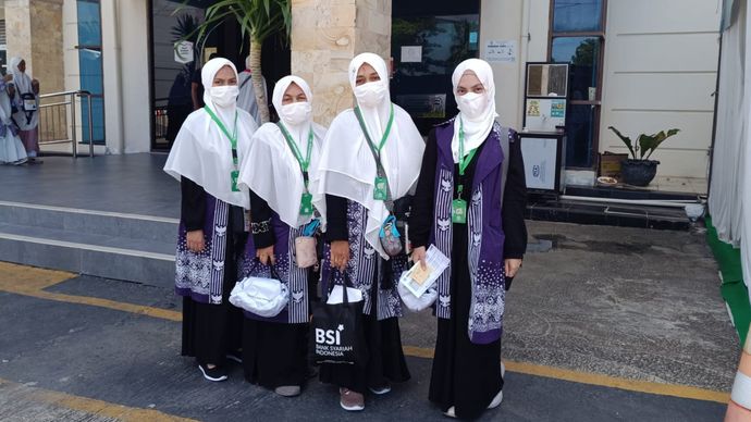 Nazhifah dan Nashira bersama ibu dan bibinya di Asrama Haji Embarkasi Aceh