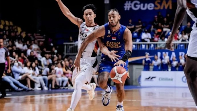 Pebasket Satria Muda Pertamina Jakarta Randy Bell dan pemain Dewa United Banten Hardianus Lakudu.