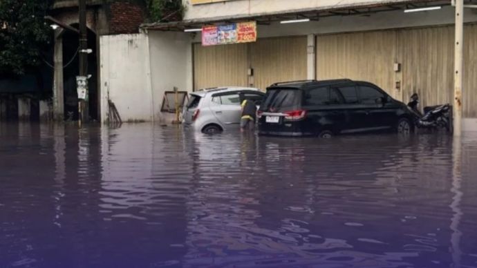 banjir rendam perumahan di cibitung