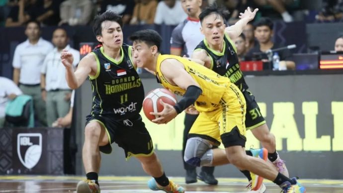 Pemain Kesatria Bengawan Solo Abraham Wenas dan pemain Borneo Hornbills.