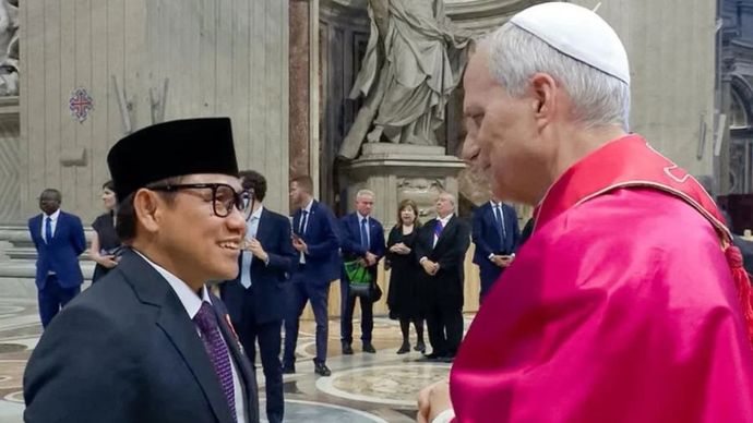 Menteri Koordinator Bidang Pemberdayaan Masyarakat Abdul Muhaimin Iskandar (kiri) berinteraksi langsung dengan Paus Leo XIV di sela-sela pelantikan Paus Leo XIV di Vatikan.
