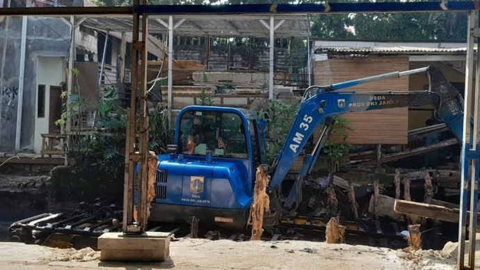 Pengerukan di Kali Cakung Lama di Kelapa Gading, Jakarta Utara, Senin, 19 Mei 2025.