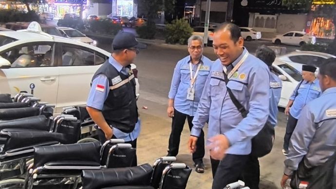 Abdul Hakim kepada Inspektur Badan Penyelenggara Haji (BPH) Zainal Abidin, didampingi Ketua Sektor 7, Zulkifli Sitorus