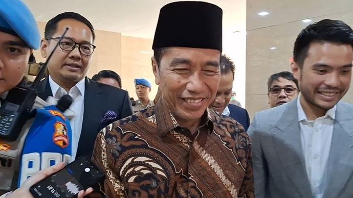 Presiden Ke-7 RI Joko Widodo atau Jokowi bersama tim pengacaranya yang dipimpin Yakub Hasibuan (kanan) memenuhi panggilan Bareskrim Polri untuk memberikan klarifikasi terkait laporan soal ijazahnya, Selasa (20/5/2025). 
