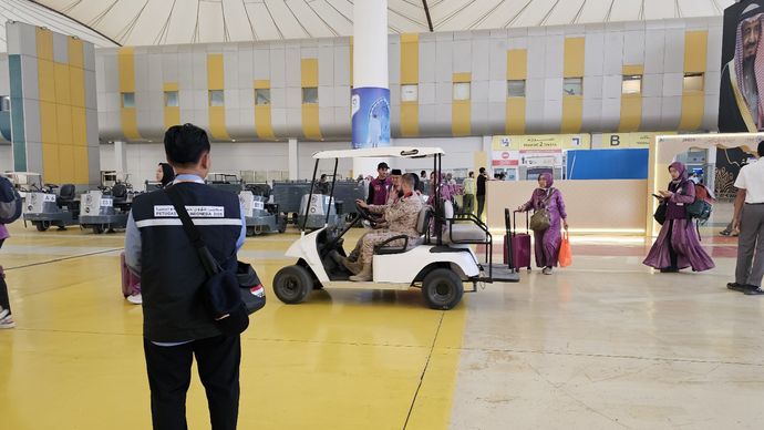 Petugas Penyelenggara Ibadah Haji (PPIH) memantau kedatangan jemaah haji khusus di Bandara Jeddah, Minggu (18/5/2025)