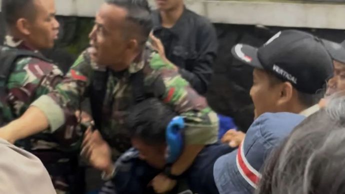 Petugas saat mengamankan salah satu terduga pelaku pencopetan pada acara masak besar Bobon Santoso