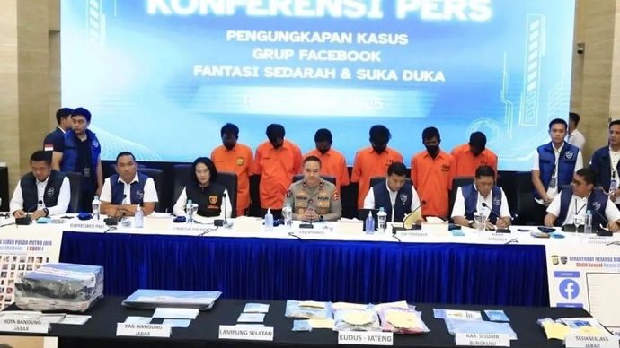 Tersangka kasus asusila dan pornografi terkait konten inses di grup Facebook.