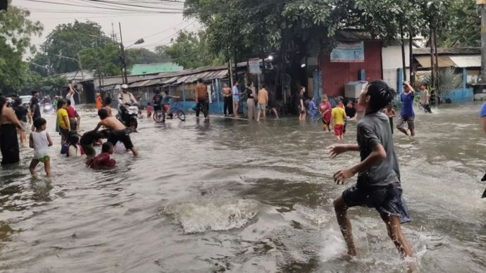 Banjir menggenangi kawasan Patra, Duri Kepa, Kebon Jeruk, Jakarta Barat akibat hujan deras yang mengguyur wilayah tersebut sejak Rabu (21/5/2025) pagi. ANTARA/Risky Syukur