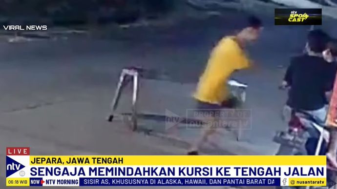Aksi usil remaja menaruh kursi di tengah jalan hingga menyebabkan kecelakaan motor. 