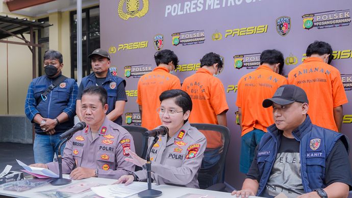 Kapolsek Pesanggrahan AKP Seala Syah Alam gelar preskon sindikat pencurian motor