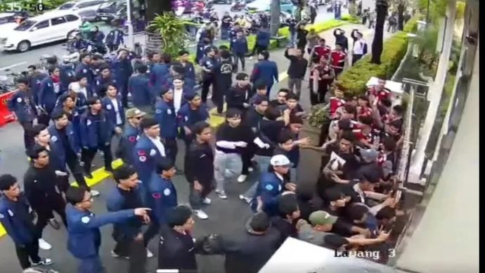 Mahasiswa Universitas Trisakti saat bentrok di depan Balai Kota Jakarta. 
